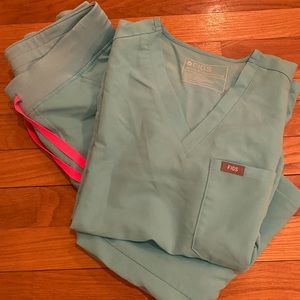 FIGS SCRUB SET